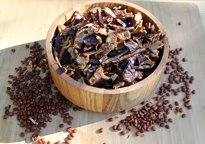 how-to-make-carob-powder-deseeding