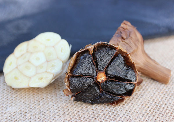 raw-garlic-versus-black-garlic