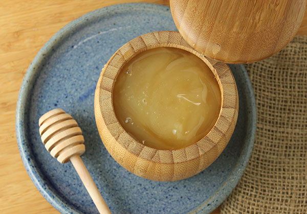 what-is-raw-honey-pot-on-plate what-is-raw-honey-pot-on-plate