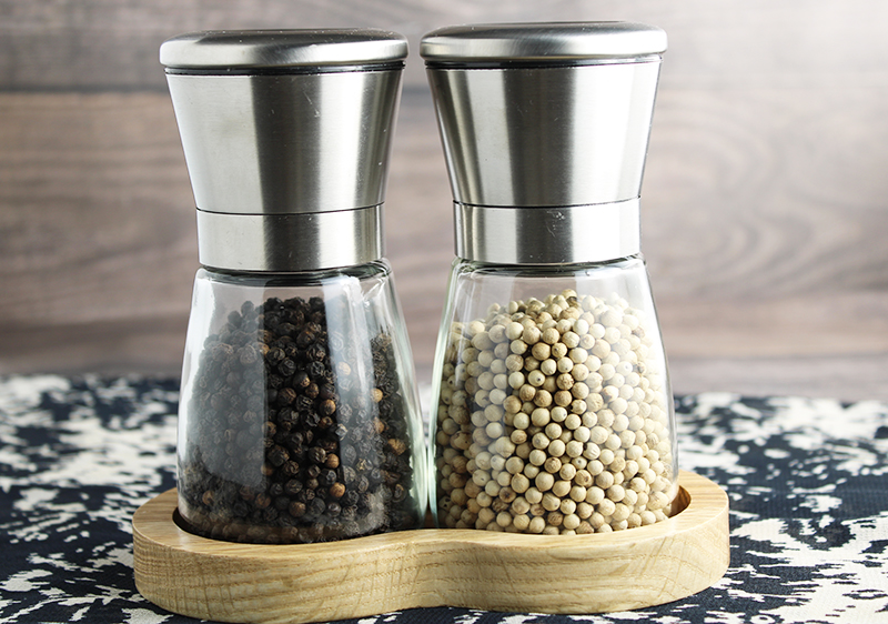 white-vs-black-pepper